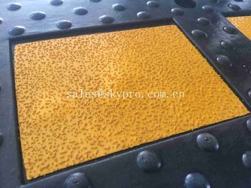 High Reflective Recycled Traffic Safety Rubber Speed Bumps Easily Installed